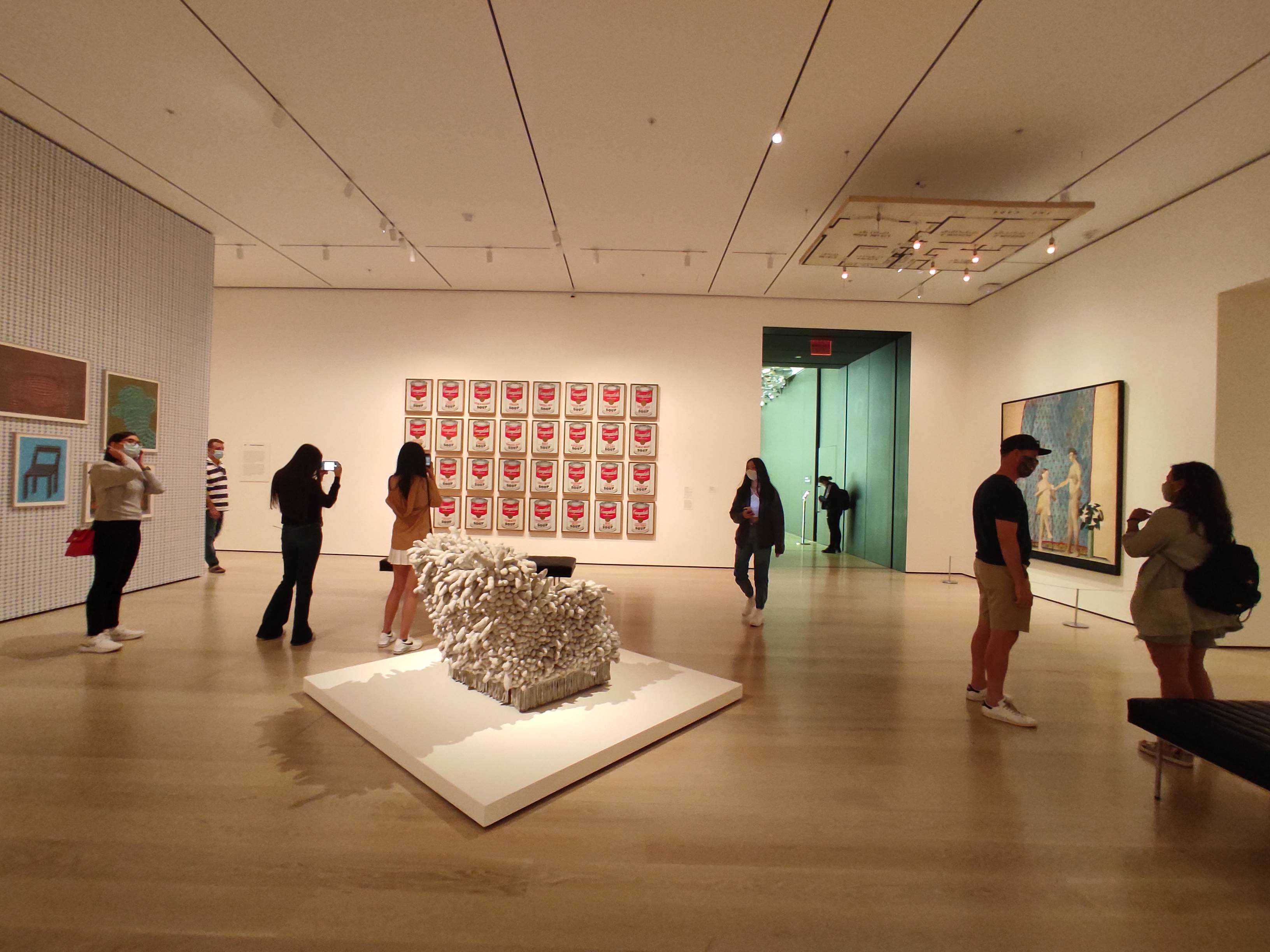  <뉴욕 현대 미술관 모마는 입장객들의 숫자를 제한하고, 인터넷으로 미리 입장권을 구매하도록 하는 등 방역에 노력을 기울이고 있다.>