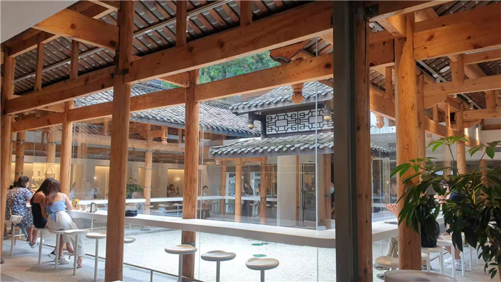 <중국의 전통 건축물에 현대적 인테리어 감각이 잘 어우러진 아라비카 커피숍>