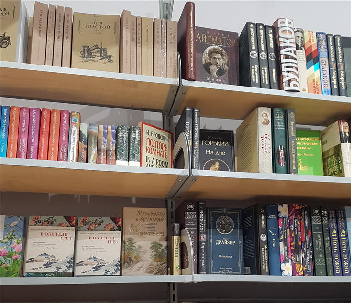 <카자흐스탄 누르술탄 서점에서 판매 중인 한국 책, 12~19세기 한국고전선집 - 출처 : 통신원 촬영>