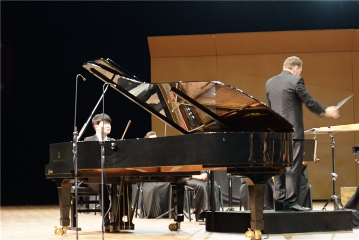 <피아노 연주에 열중하다가 잠시 고개를 들어 얼굴을 보이는 선우예권 씨의 모습 - 출처: 통신원 촬영>