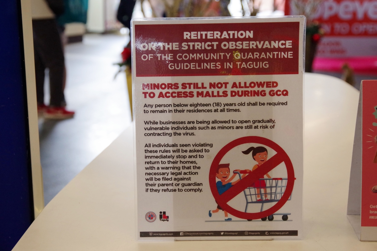 <필리핀 정부에서는 미성년자가 쇼핑몰 실내 공간을 방문하는 것을 금지하고 있다.>