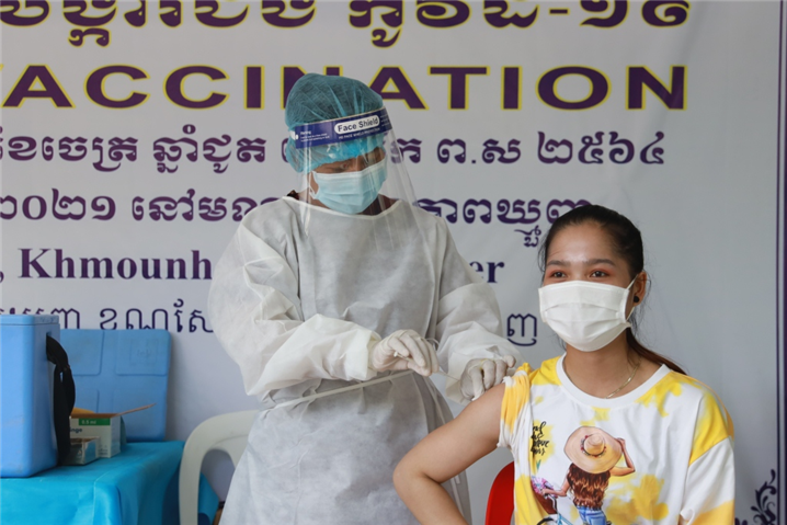 <캄보디아 정부가 지난 5월 1일부터 국방부 소속 군의료진까지 투입해 추진한 '전국 백신 접종 캠페인'이 실효를 거두어 10월 28일 기준 전 국민 가운데 85% 이상이 최소 1차 백신 접종을 완료했다. - 출처 : 통신원 촬영>
