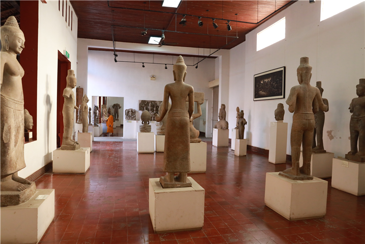 <캄보디아 국립박물관에 전시된 고대 크메르 시대 조각상 작품들의 모습 - 출처 : 통신원 촬영>