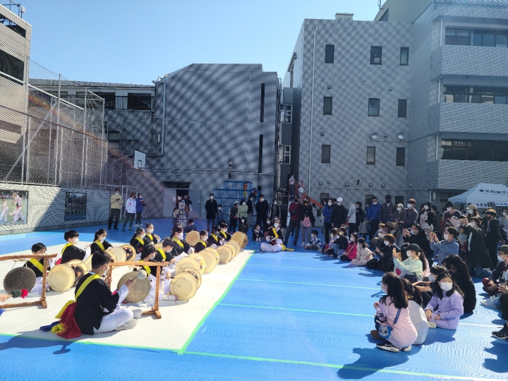(동경한국학교부설토요학교 학생들의 공연을 관람하는 참가자들 모습)