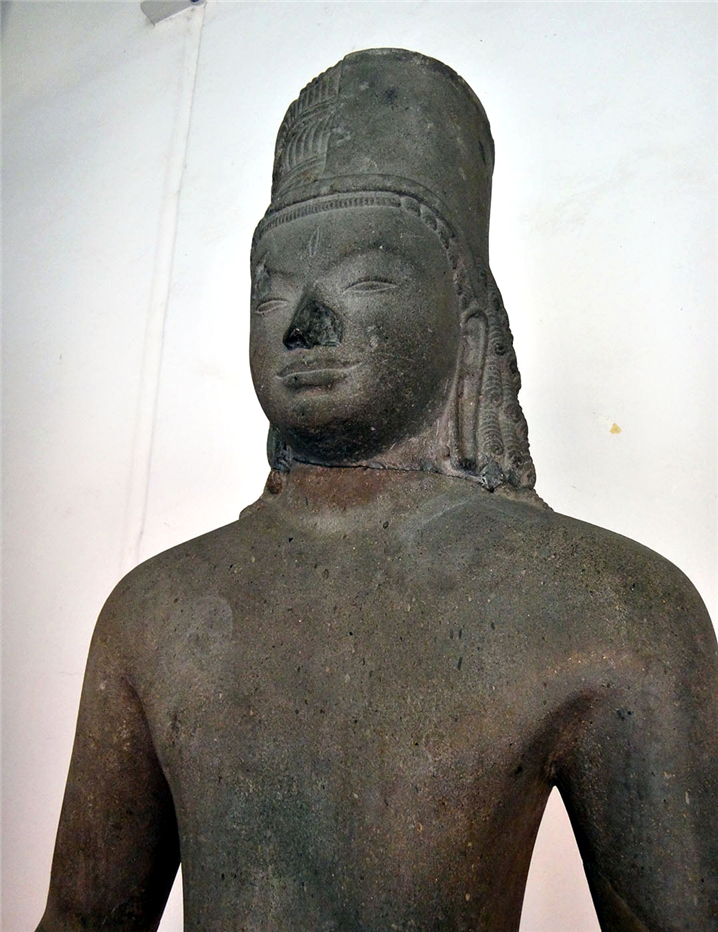 <134년 만의 귀환. 프랑스 기메 박물관에서 지난 2016년 돌아온 후 잘려나간 몸체와 합쳐져 완전체가 된 하리하루 힌두 석상. 잘렸던 목 자국이 선명하다(국립박물관 소재). - 출처 : 통신원 촬영>