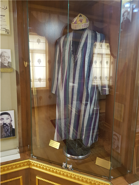 <카자흐스탄 독립 운동가 사켄 세이풀린(Сакен Сейфуллин)이 착용했던 샤판.  현재 수도 누르술탄에 위치한 세이풀린 박물관에 전시되어 있다. - 출처 : 통신원 촬영>