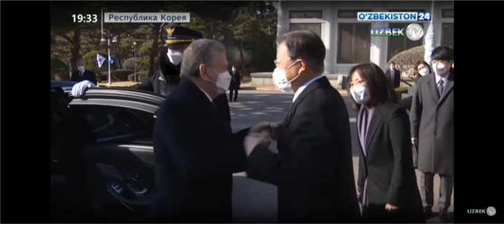 <우즈베키스탄 대통령의 방한 뉴스 - 출처 : O'ZBEKISTON 24(상), kun.kz(하)>