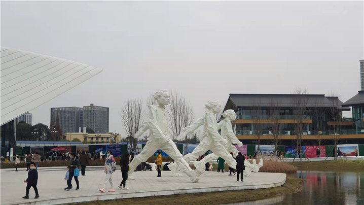 <어느 공원에서나 가장 대중에게 환영받고 친근하게 다가가는 것은 조형물이다. 중국의 최고 명문 베이징의 중앙미술학원 수신핑(苏新平) 교수의 작품>