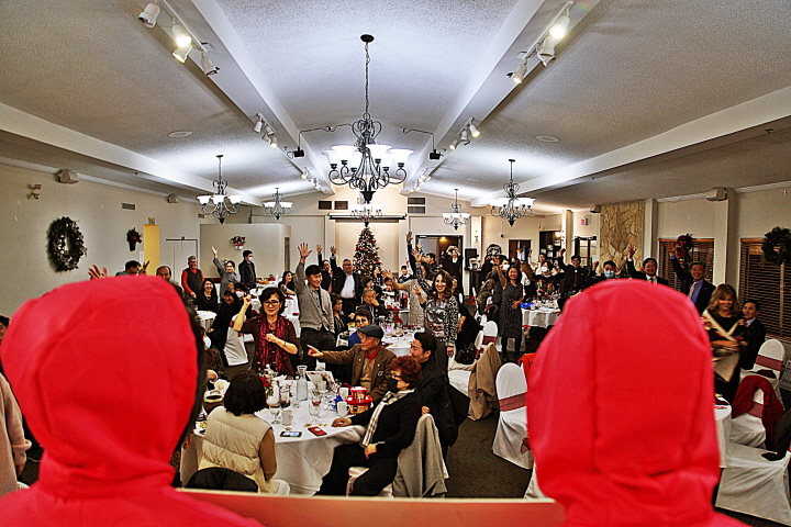 ▶'오징어 게임' 요원 복장으로 행사를 진행한 한인회 이사진들과 사회를 맡은 이성훈 이사, 행운의 경품과 상품을 획득한 교민들