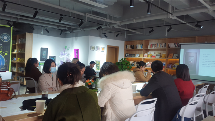 <이번 예술살롱전시를 기획한 쓰촨미술학원의 땨오젠(刁娟) 교수가 전시에 대한 소개와 함께 학생들의 작품에 대한 부연 설명을 돕고 있다.>