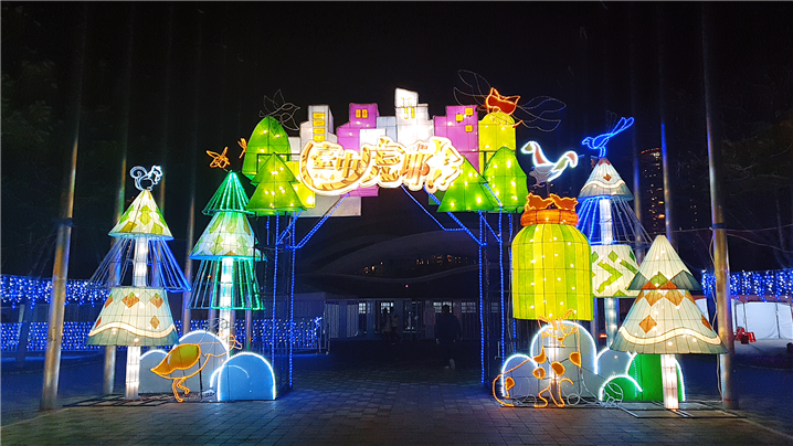 <중부 대만 원소절 등불 축제에서 전시 중인 등불 작품 ‘Taichung HU YEH’ – 출처 : 통신원 촬영>