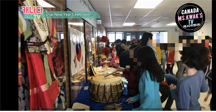 <캐나다 공립 학교에서 설날과 한국 전통 문화에 대해 설명하는 모습 - 출처 : @캐나다 곽쌤 TV 유튜브 채널>