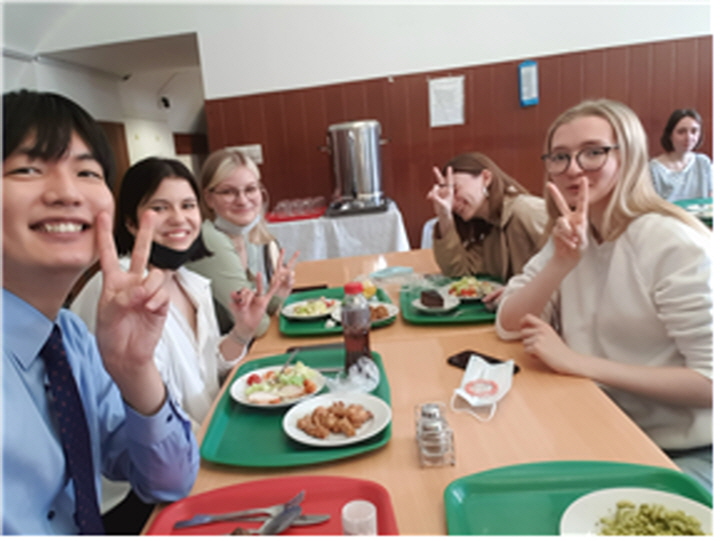 ▶ 엠게우 학생 식당에서 2학년 학생들과 함께 식사하면서 교제