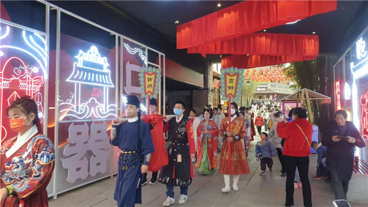 <중국 한푸를 입은 모델들이 재물신을 모시고 행사를 하고 있다. 많은 관광객들이 사진을 찍기 위해 같이 행진을 하고 있다.>