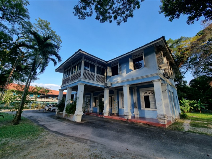 <1962년 세워진 말레이시아-독일 협회 건물(좌), 19세기 무역 거점인 페낭섬에 건너와 정착한 독일인(우)>
