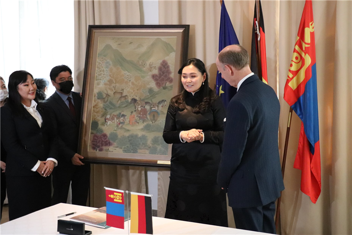 <미술작품복원소 설립을 위한 재정지원협정 서명식 - 출처 : 몽골아트갤러리 페이스북 페이지(@Gallery1991)>