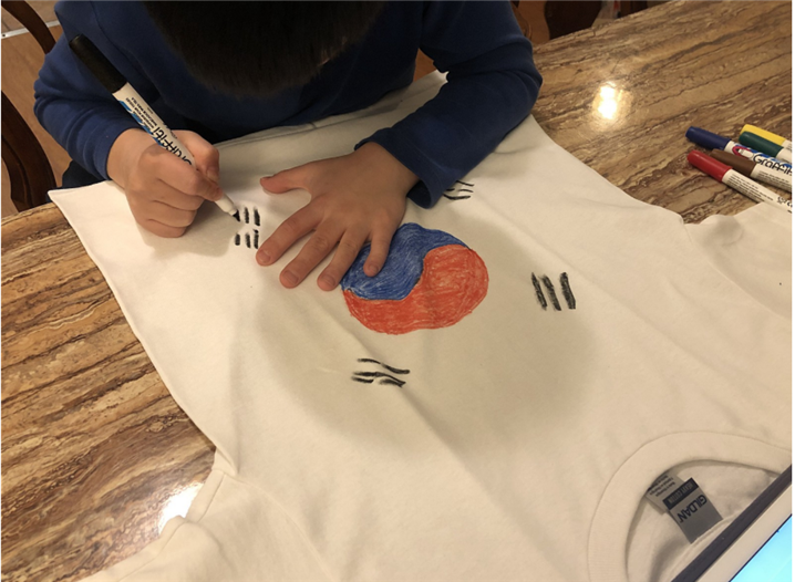 <삼일절, 셔츠에 태극기를 그려 입고 한국 독립운동에 대한 설명을 준비하는 모습 - 출처 :토론토맘까페, 소풍>
