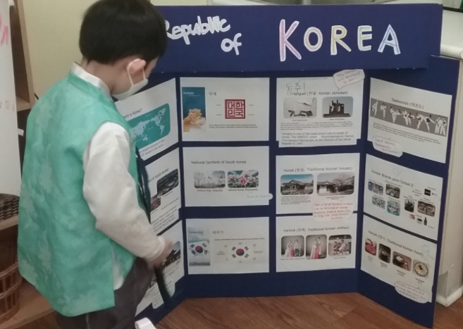 <학교에서 한국 문화에 대해 설명하고 있는 유치원생 - 출처 : 토론토맘까페, 디아스포라>