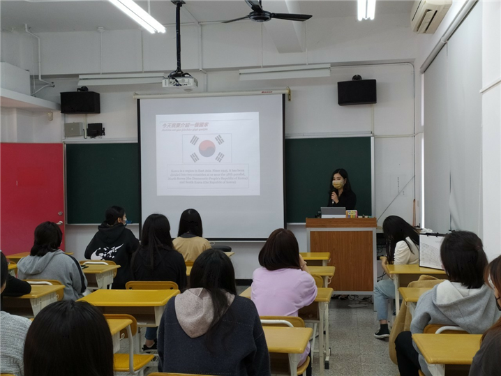<해외 문화 수업 공유 프로그램을 통해서 한국 문화 수업을 진행하고 있는 한국인 학생의 모습 – 출처 : 국립 정치대학 부속 고급중학 제공>