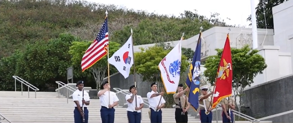 @미국 하와이주 오아후 섬 호놀룰루의 펀치볼 국립 공동묘지에서 한국전쟁 참전 용사들의 희생을 기리기 위한   기념식이 개최돼 많은 한인 교민들이 참석했다. 