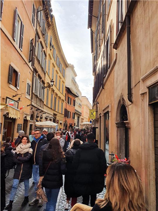 <지난 주말 26일, 로마 관광지 골목길을 메운 유럽 관광객들 - 출처: 통신원 촬영>   