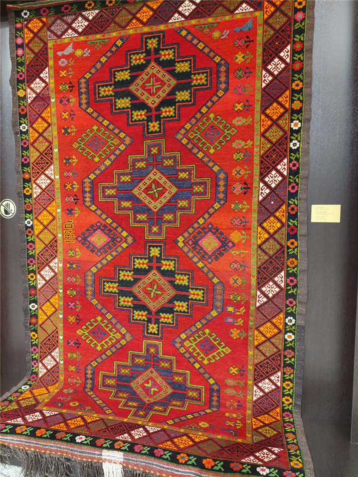 <카자흐 전통 카펫 ‘튁티 클렘(Tukti kilem)’ 20세기 카펫이다 – 출처 : 통신원 촬영>