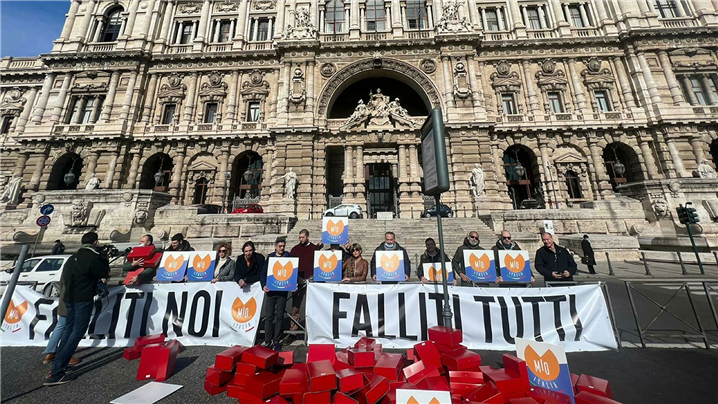 <로마 서비스업 관계자들이 정부의 지원을 촉구하며 벌인 플래시몹 - 출처: © Mio Italia/Sputnik>