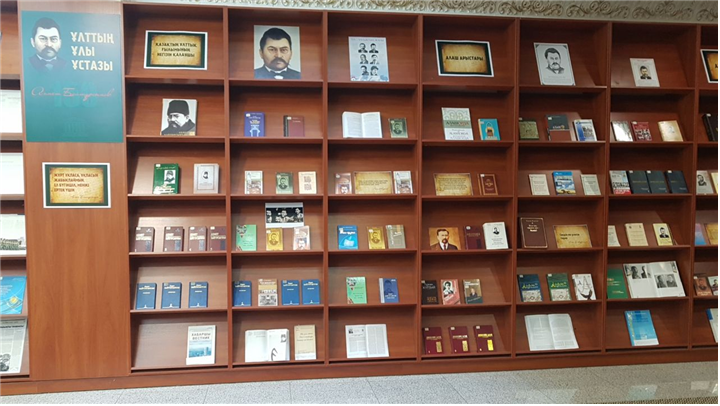 <누르술탄 국립아카데미 도서관 1층 홀. 아흐메트 바이투르스노프의 저서들이 진열돼있다. - 출처 : 통신원 촬영>