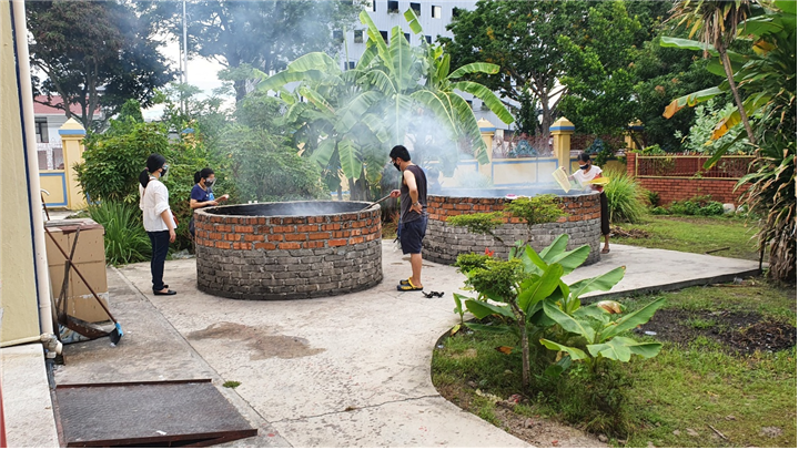 <청명에 조상의 묘를 찾아 장례용품을 태우는 말레이시아인들 – 출처 : 통신원 촬영>