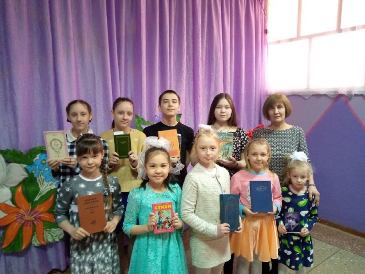 발표한 학생들은 러시아의 다양한 책을 들고 있다.(사진 출처: 민족문화센터)