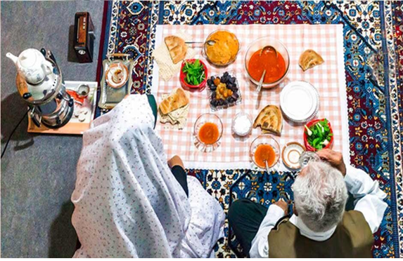 <라마단 금식 시간이 지난 후에 음식을 먹는 사람들 – 출처: 테헤란 타임즈>