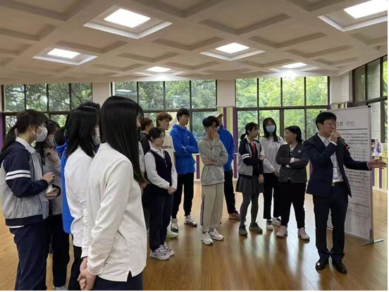 <학생들이 강당에 모여 한국 광복군 성립과 활동에 관한 설명을 듣고 있는 모습. - 출처 : 重庆文艺网>