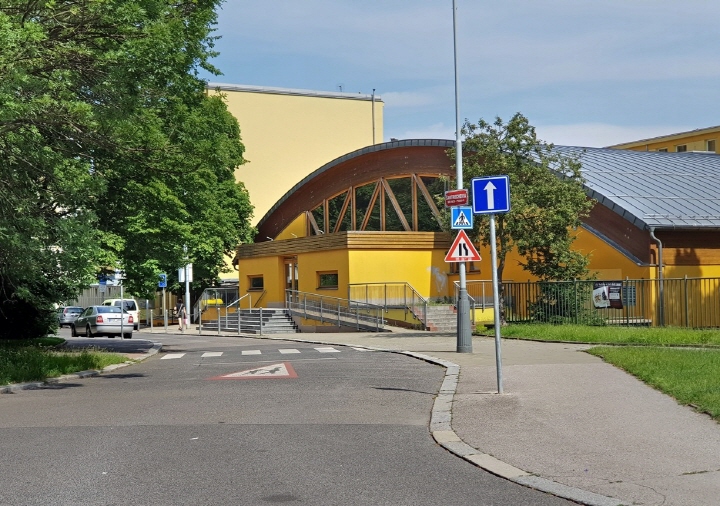 [프라하한글학교가 임대하여 사용하고 있는 Věra Čáslavská Elementary School 전경,  출처: commons.wikimedia.org]