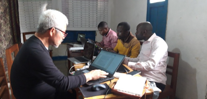 아프리카 부냐키리 쉐케초등학교의 컴퓨터 교실(사진: 사단법인 '작은손 선교회' 홈페이지 캡처)