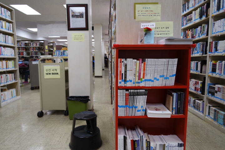 @ 내부 시설 보수 전의 맥컬리 모일릴리 주립 도서관의 모습. 2층에는 한국문학을 전문으로 다룬 다수의 서적들이 보관돼 있어 교민들의 발길이 이어지곤 했다. 직접 촬영.