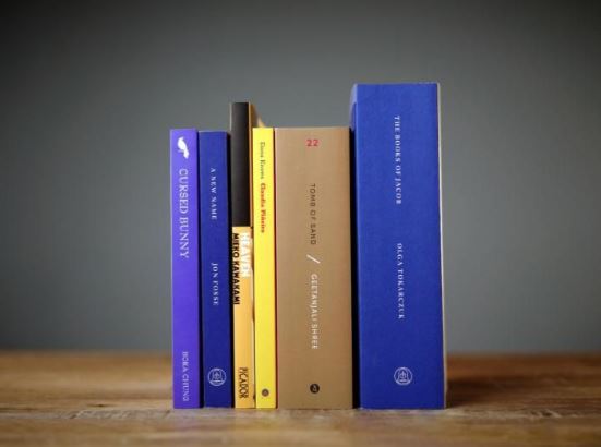 <2022 인터내셔널 부커상 쇼트리스트에 함께 오른 <저주토끼>와 <야곱의 책들> – 출처: bookerprize>