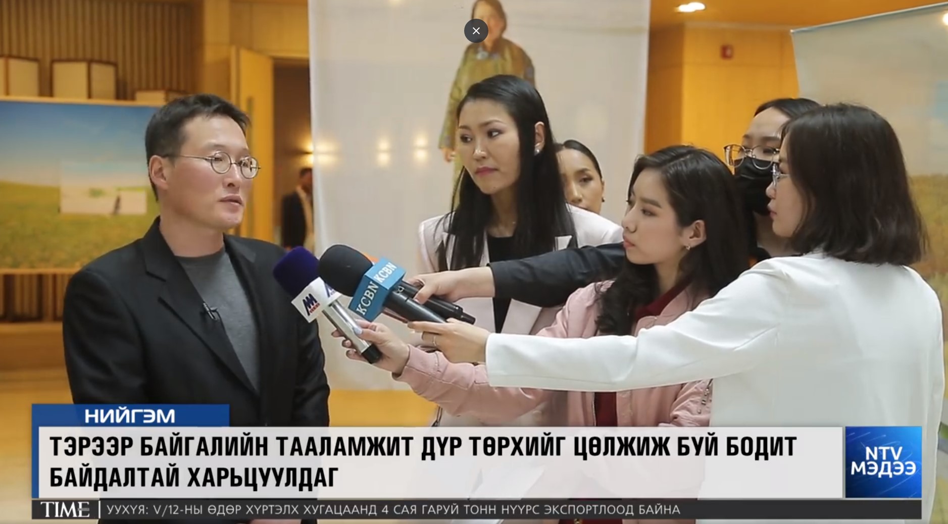 <이대성 사진작가가 전시회에 대해 몽골 기자들과 인터뷰하는 모습 - 출처 : 몽골 방송사 NTV>