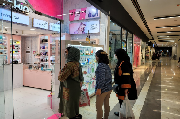 <한류 열풍이 높은 이란에서는 현지 여성들을 중심으로 한국 화장품에 대한 관심도 높다 – 출처: 통신원 촬영>