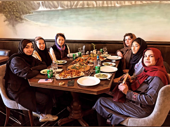 <이란 지역여행 중에 한국음식을 사랑하는 이란 사람들과의 만남 – 출처: 최정아 교민 제공>
