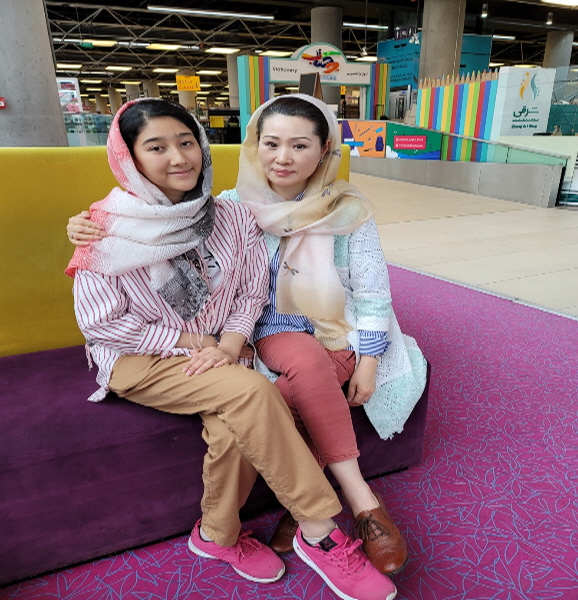 <이란에서 junga_korean_food라는 인스타그램 계정을 통해 한식과 한국문화를 알리고 있는 최정아 씨와 그녀의 딸 모나 - 출처: 통신원 촬영>