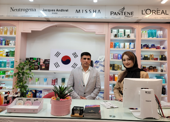 <이란에서 한국 화장품을 판매하는 'Balskin' 매장 운영자, 모테쟈 모헷비 사장 – 출처 : 통신원 촬영>