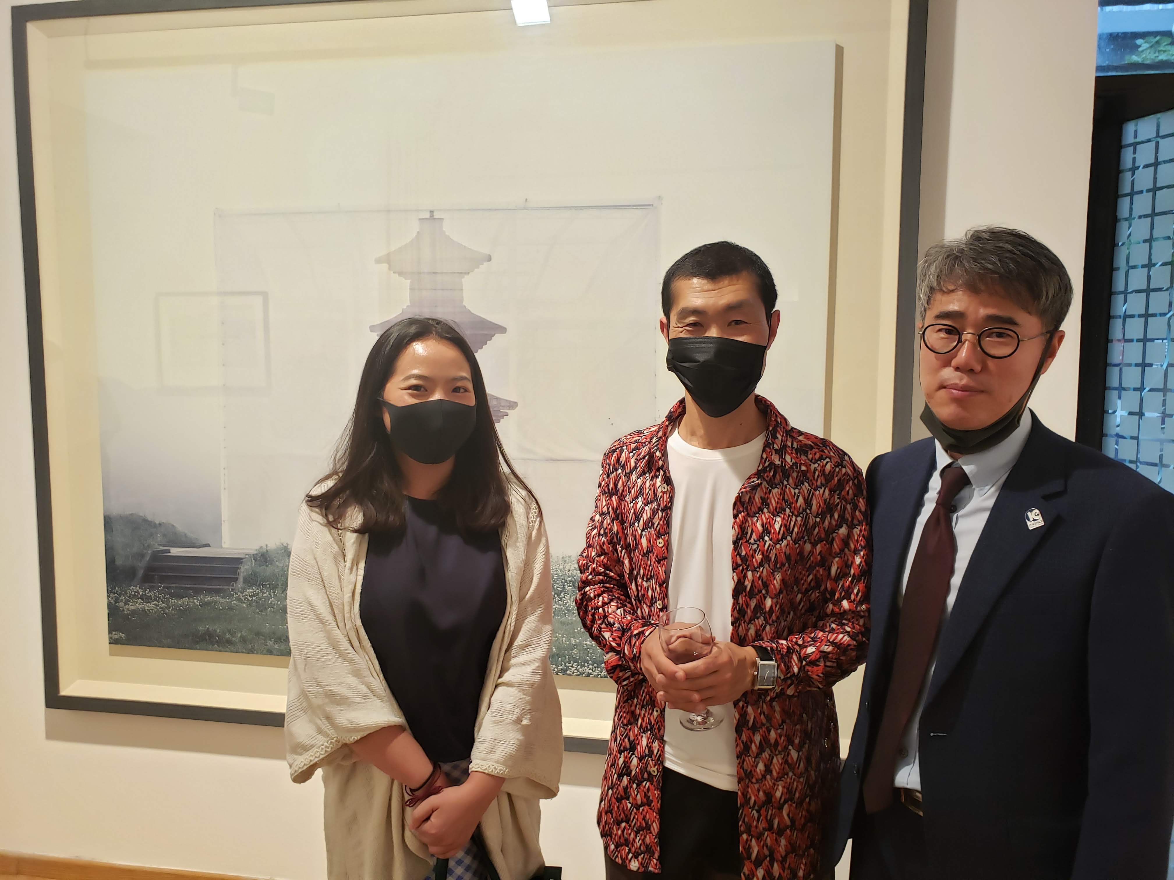 <전시회 준비에 도움을 준 한국문화원 박영두 원장(오른쪽), 송혜미 씨(왼쪽), 그리고 한성필 작가(가운데)>