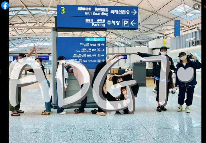 [악단광칠 단원들이 북미투어를 위해 출국 전 공항에서 '악단광칠'의 이니셜인 'ADG7'을 표현했다. 사진: 악단광칠 페이스북]