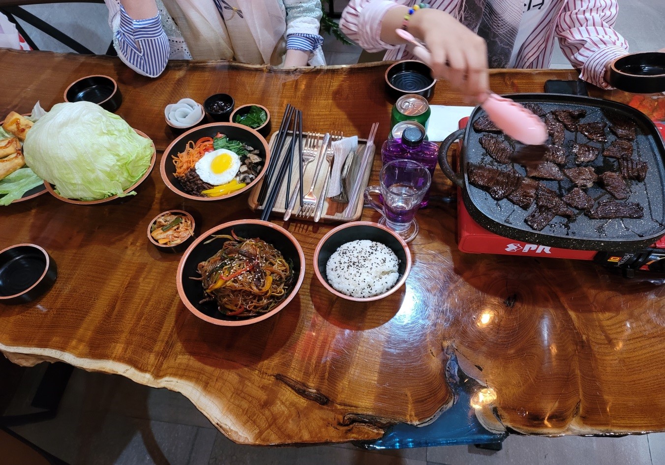 < 이란 테헤란에 있는 한국 식당에서 찍은 한국 음식 모습 – 출처: 통신원 촬영 >