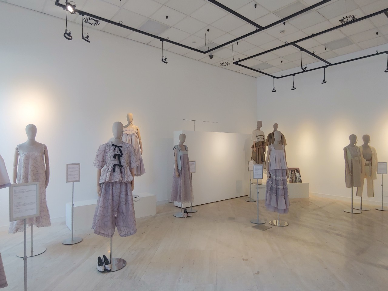 <한울 갤러리에서 열리고 있는 김아영 패션 디자이너 초청전- 출처 : 통신원 촬영>