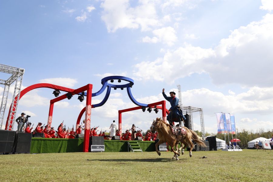 < 말을 타는 전통 기술의 신기를 보여주는 몽골 마상쇼 - 출처: 'montsame' >
