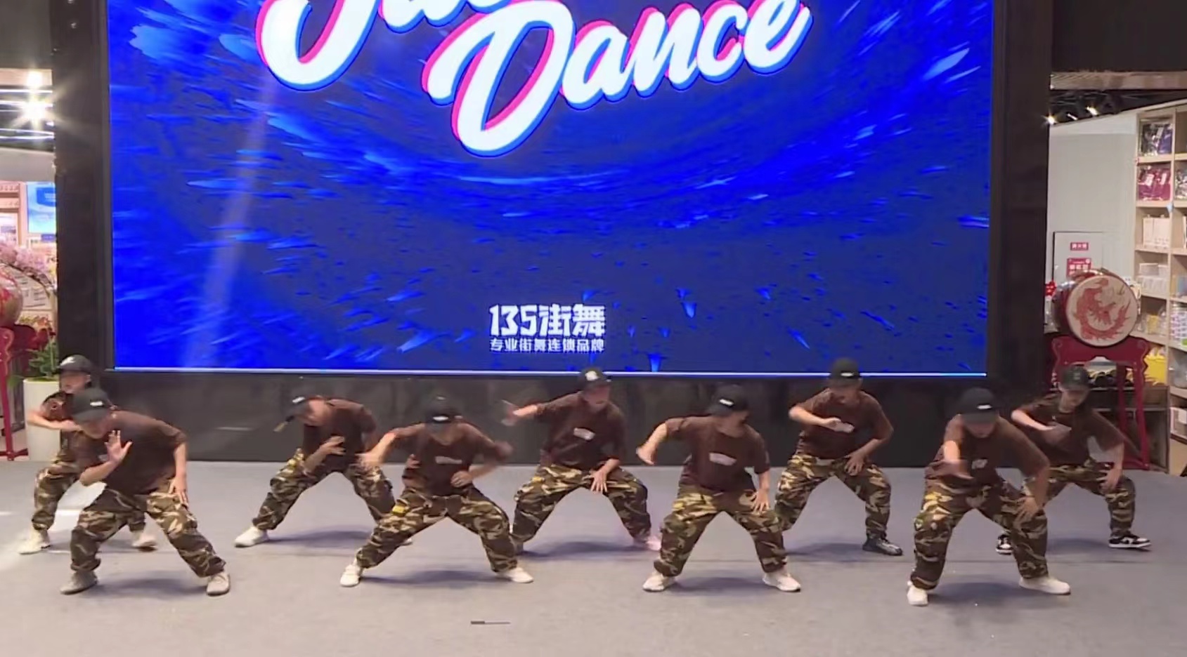 < 문화제를 축하하기 위한 기념 공연, 스트리트 단체 댄스를 열정적으로 선보인 초등학생들 - 출처: 통신원 촬영 >