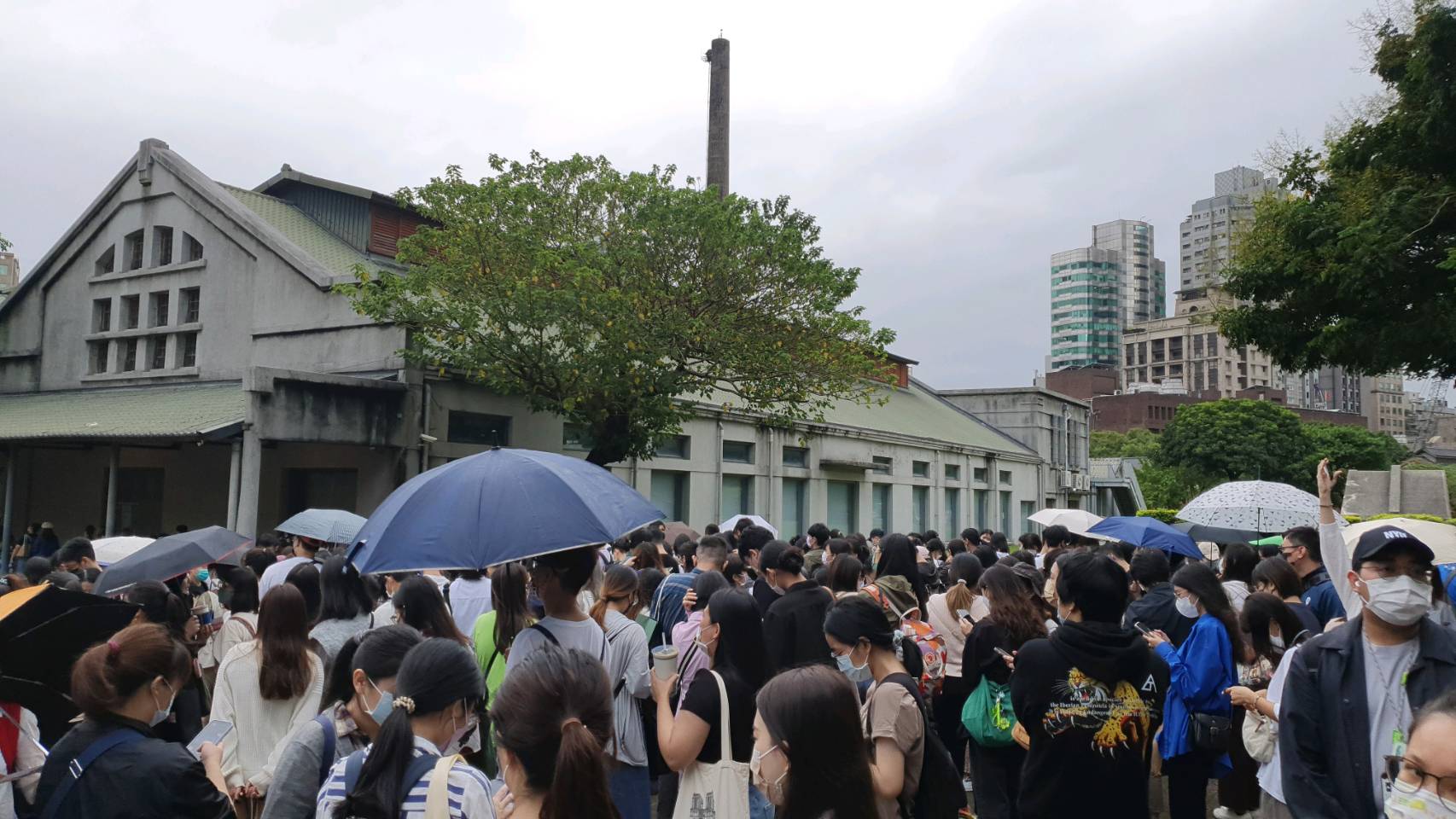 < 2022 일러스트레이션 타이베이 입장을 기다리는 대만인들 - 출처: 통신원 촬영 >
