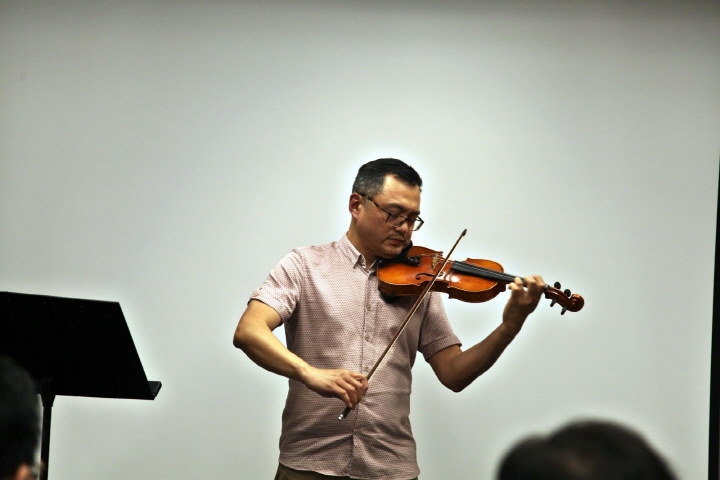 [축하 공연으로 바이올린을 연주한 대만계 캐나다인 톰 수(Tom Su), 사진: 통신원]