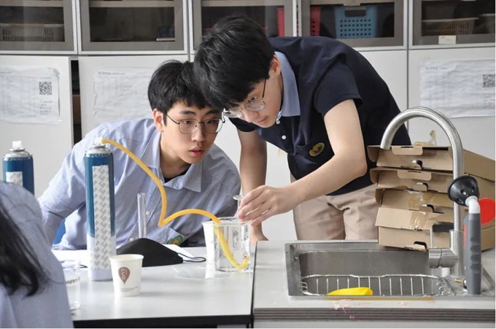 상하이한국학교 과학 경진대회에서 학생들이 미지의 기체를 분석하고 있다.